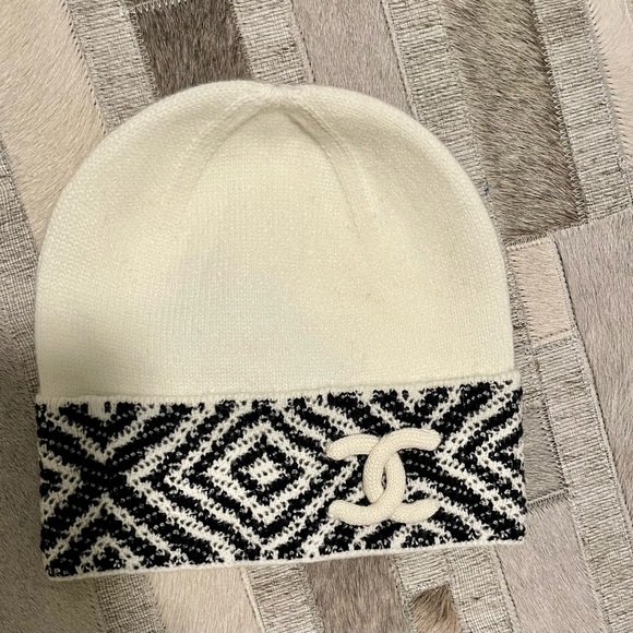 Black or  White CC Geometric Knit Beanies - Picture 4 of 4